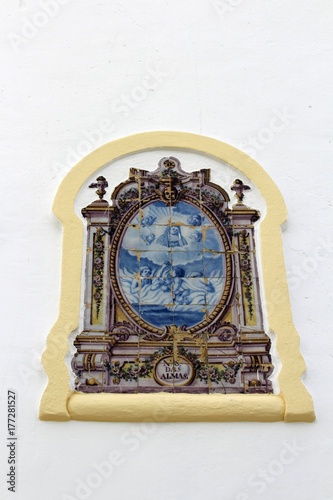 Stadtansicht von Ferragudo an der Algarve in Portugal; Ornament an der Stadtkirche.
