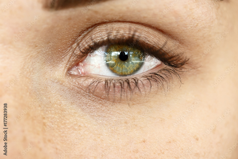 Obraz premium Close-up of woman's deep green eye