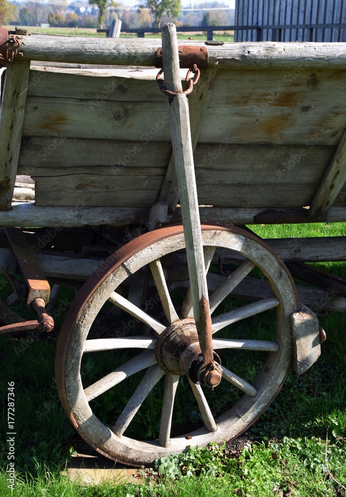 Nahaufnahme eines restaurierten Leiterwagen auf dem Lande, Heuwagen mit einem Holzrad und Metalrahmen