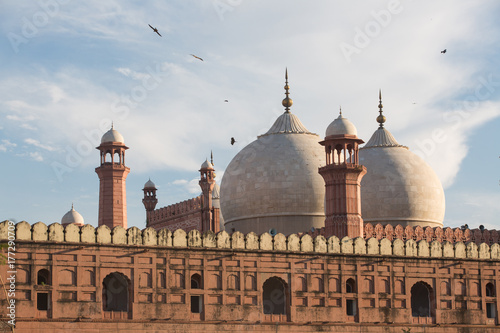 Fotografie The Emperor's Mosque - Badshahi Masjid in Lahore, Pakistan Dome with Minarets Ex
