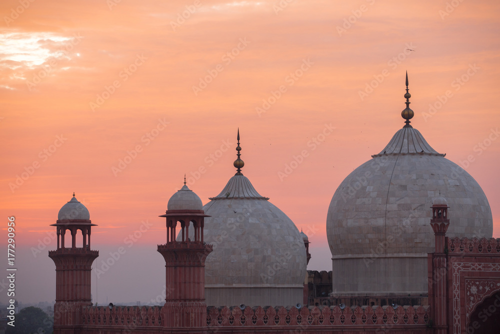 The Emperors Mosque - Badshahi Masjid at sunset - obrazy, fototapety, plakaty 
