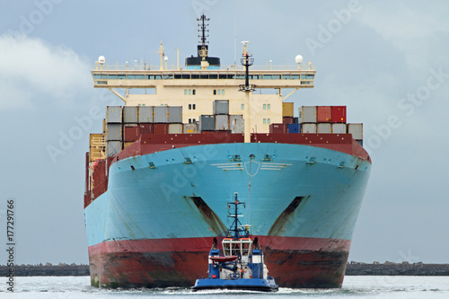 Containerschiff von vorne