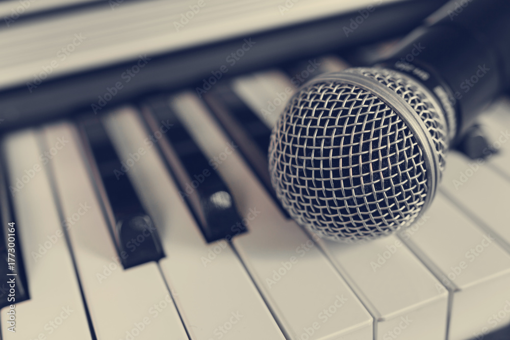 Microphone on the keys of electronic pianos in vintage style