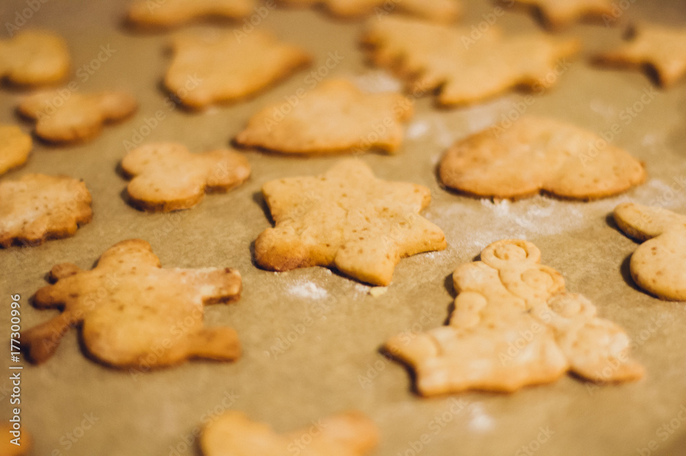 Plätzchen ausstechen in der Weihnachtsbäckerei