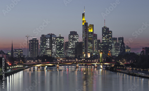 Frankfurt am Main Skyline bei Nacht Hessen Deutschland
