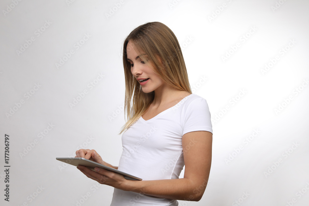 Blonde Frau mit Tablet Blonde Frau mit Tablet