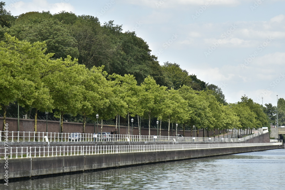 Promenade aménagée le long de l'eau entre les ponts de la Reine et Van Praet devant le mur d'enceinte du Domaine Royale de Laeken à Bruxelles 