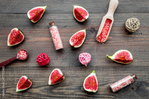 Photos fresh fig for organic scrub in cosmetic spa set on wooden background flat lay