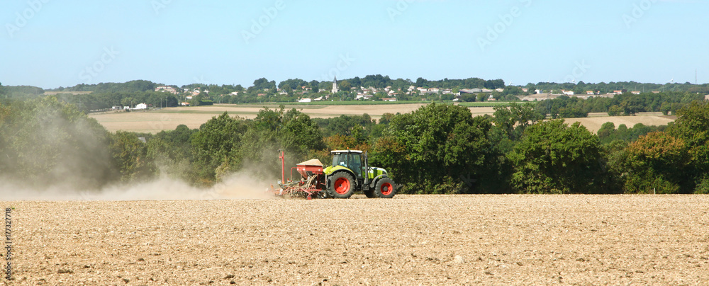 Naklejka premium Semis dans un champ par un tracteur