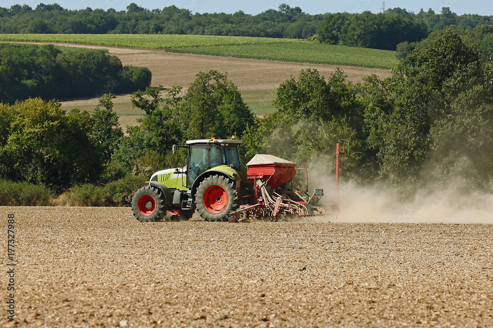 Obraz premium Semis dans un champ par un tracteur