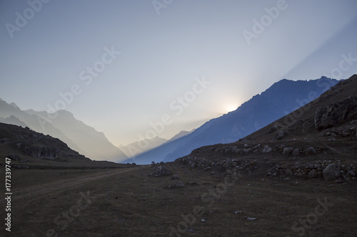 Вечер в горах. панорама живописного ущелья, природа Северного Кавказа