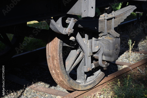 Rad, Federung, Feder, Puffer, Achse, Radachse, Spur, Spurkranz, Wagenrad, Eisen, Wagen, Waggon, Güterwagen, Museum, museal, alt. Schiene, Lauffläche photo