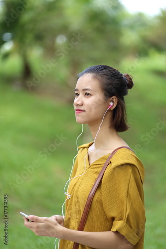 スマートフォンで音楽を聴く女性
