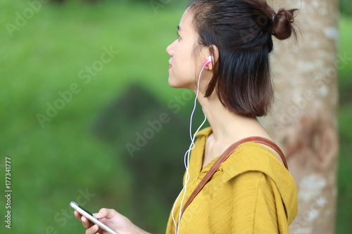 スマートフォンで音楽を聴く女性
