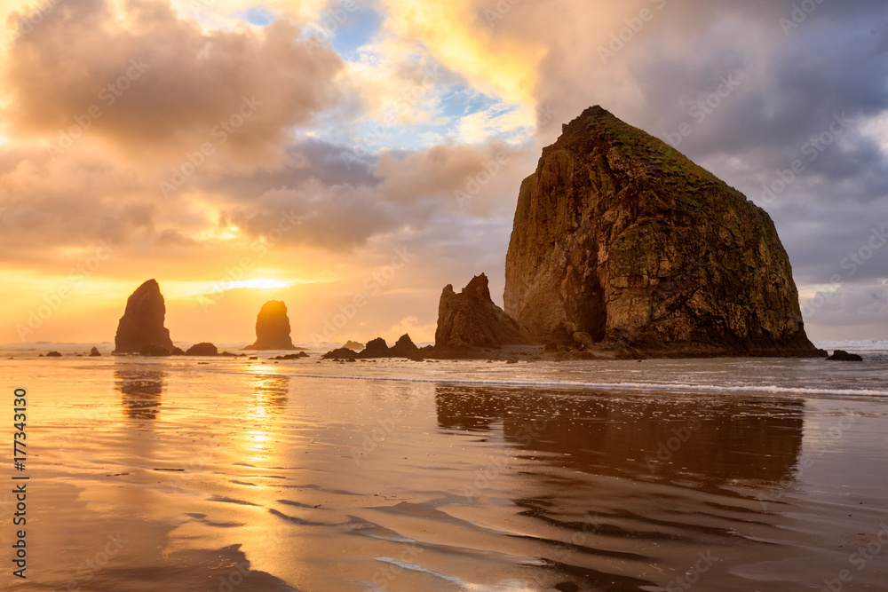 Fototapeta premium Słońce zachodzi za Haystack Rock off Oregon Coast