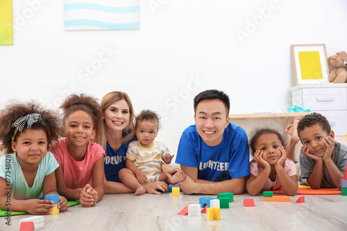Young volunteers with littl...