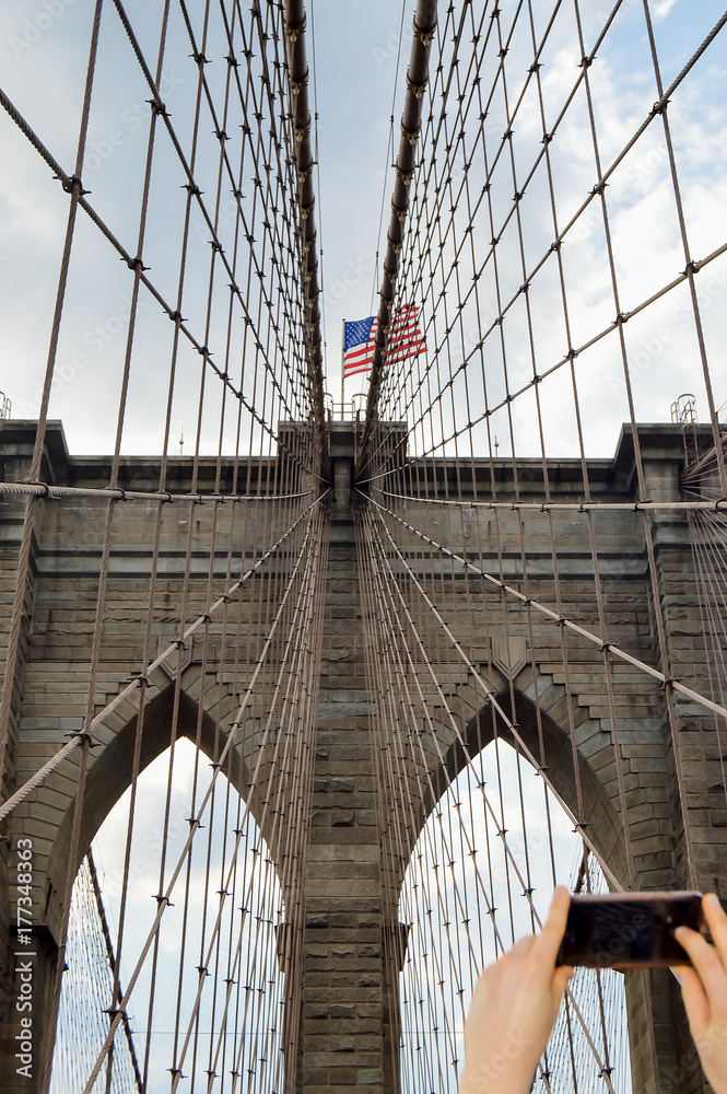 Obraz premium Taking a picture in Brooklin Bridge 