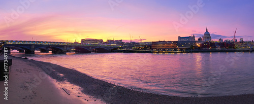 Panoramic view of Thames river on a sunset in London, UK © tilialucida