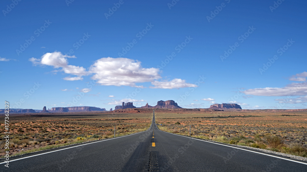 Fototapeta premium Forrest Gump Road in Monument Valley