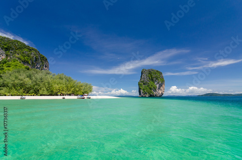 Fototapeta Naklejka Na Ścianę i Meble -  Beautiful sunny day at Koh Khai & Koh Porda of Krabi province in Thailand