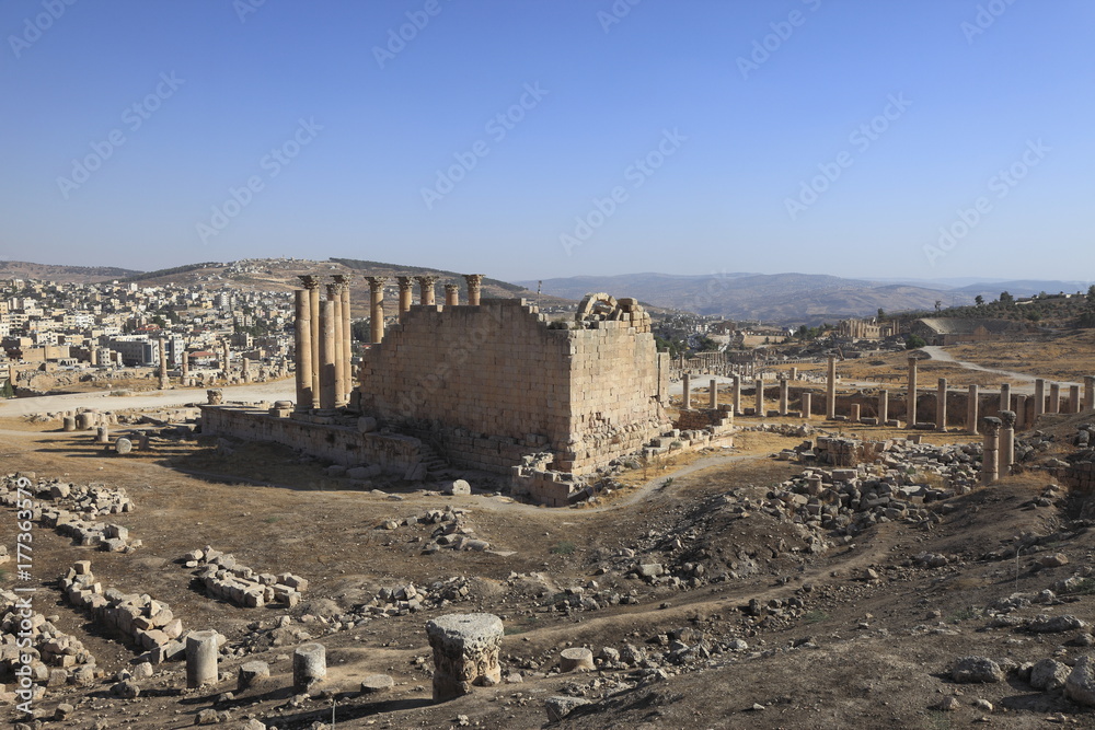 ジェラシュ遺跡のアルテミス神殿とジェラシュ街並み