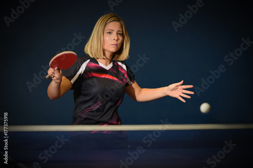 jeune femme pratiquant le tennis de table