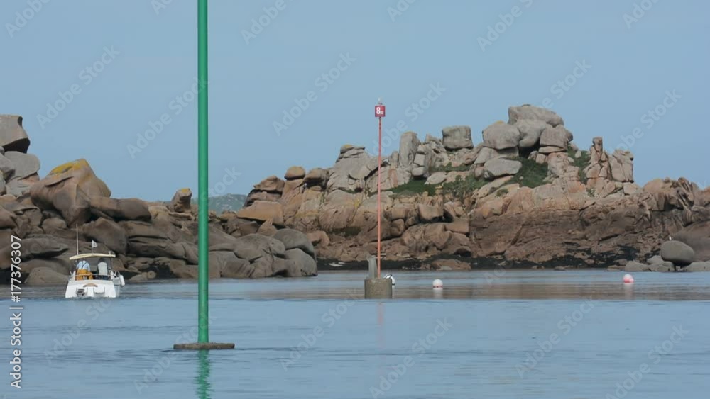 Bateaux qui partent en mer pour pêcher en Bretagne