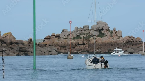 Bateaux qui partent en mer pour pêcher en Bretagne photo