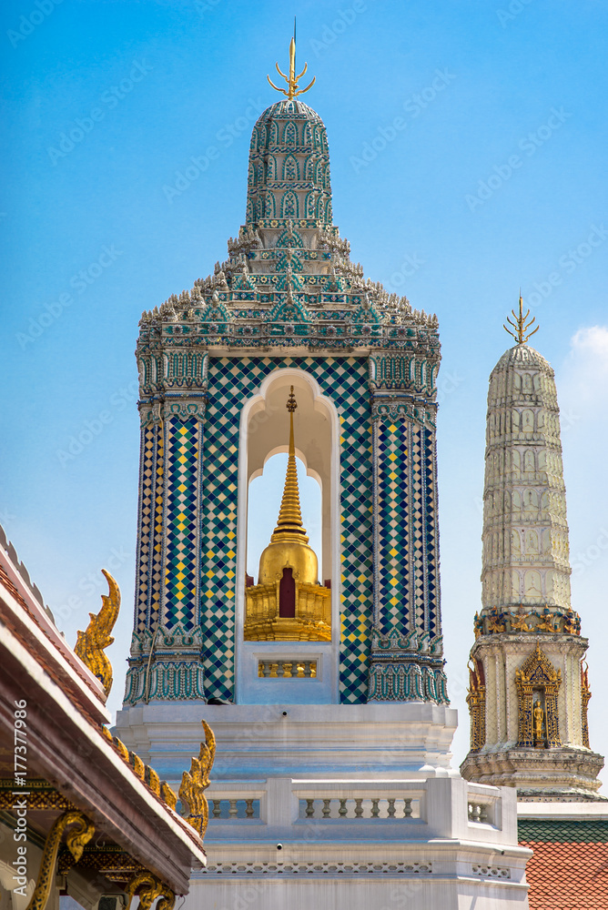 Obraz premium Temple of the Gandhara Buddha Viharn as part of the famous Buddhist temple Wat Phra Kaeo in Bangkok. The tower contains a small golden Chedi or Stupa