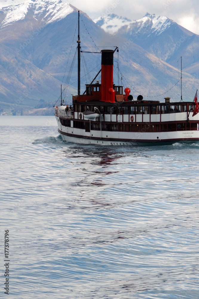Obraz premium Boat on water 
