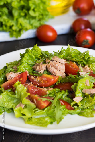 Salad with tuna and mustard dressing
