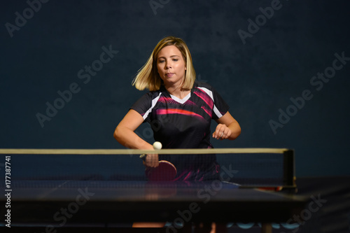 jeune femme pratiquant le tennis de table