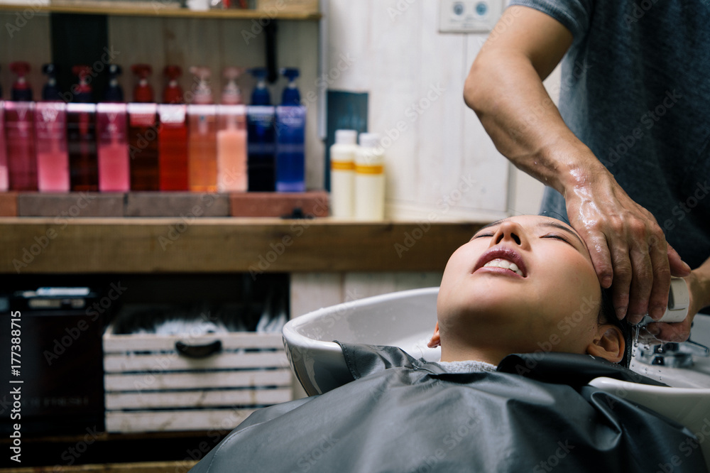 Obraz premium 美容院・シャンプー