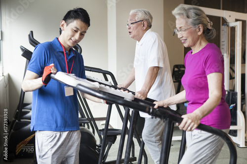  young trainer teaches an old couple a running machine