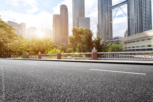 Canvas Print empty asphalt road and modern buildings in midtown of modern city