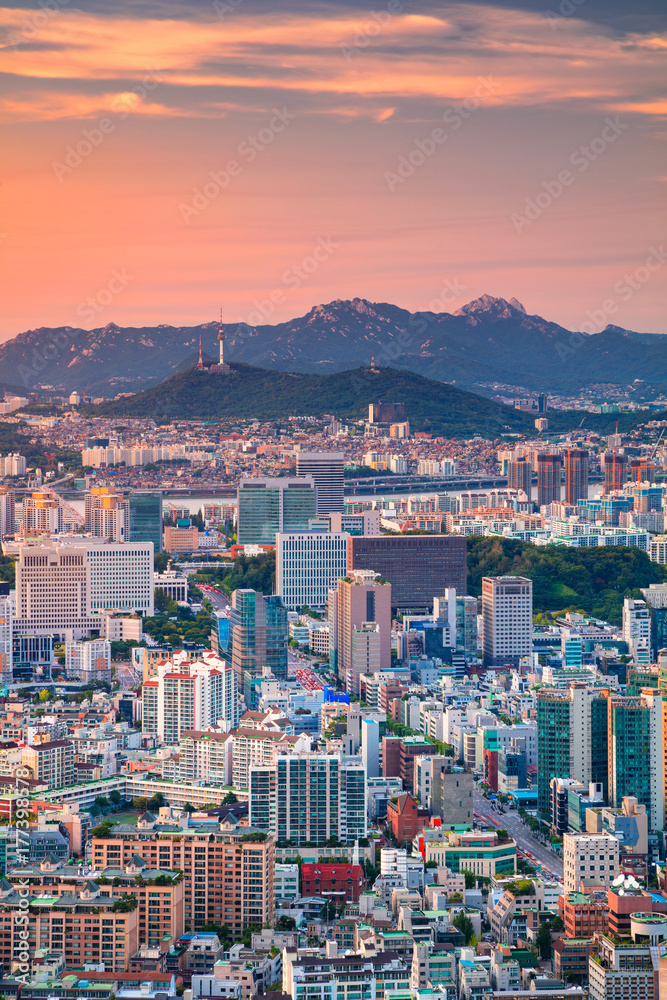 Naklejka premium Seul. Cityscape obraz centrum Seulu podczas letniego zachodu słońca.