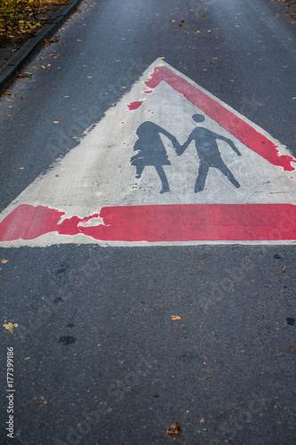 Verkehrszeichen auf Asphalt Fußgänger Mutter und Kind © Michael Eichhammer