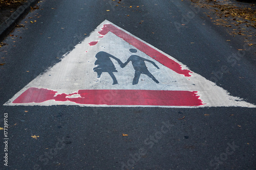 Verkehrszeichen auf Asphalt Fußgänger Mutter und Kind Hand in Hand © Michael Eichhammer