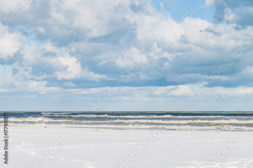 Bianco paesaggio di inverno in spiaggia di neve  cielo nuvoloso al mare di italia