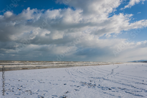 Photos Cielo nuvoloso  di inverno freddo in spiaggia, neve al mare di italia