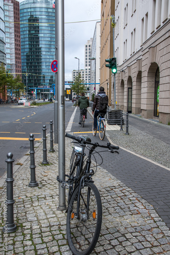 Radfahren in der Großstadt, parkendes Fahrrad neben Radweg Radfahren in der Großstadt, parkendes Fahrrad neben Radweg