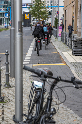 Radfahren in der Großstadt, parkendes Rad bei Radweg