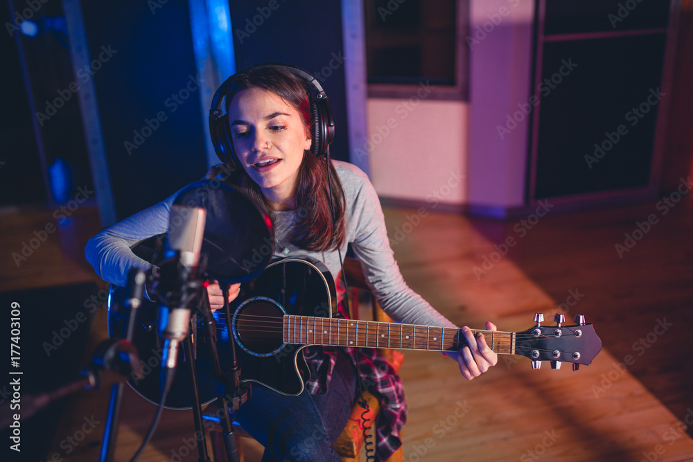 Obraz premium Woman performing in a recording studio