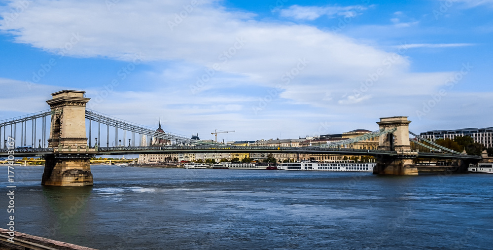 Obraz premium Szechenyi Chain Bridge crossing the Danube River. Budapest, Hungary