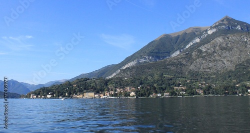Blick über den Comer See zum markanten Monte Crocione oberhalb von Cadenabbia