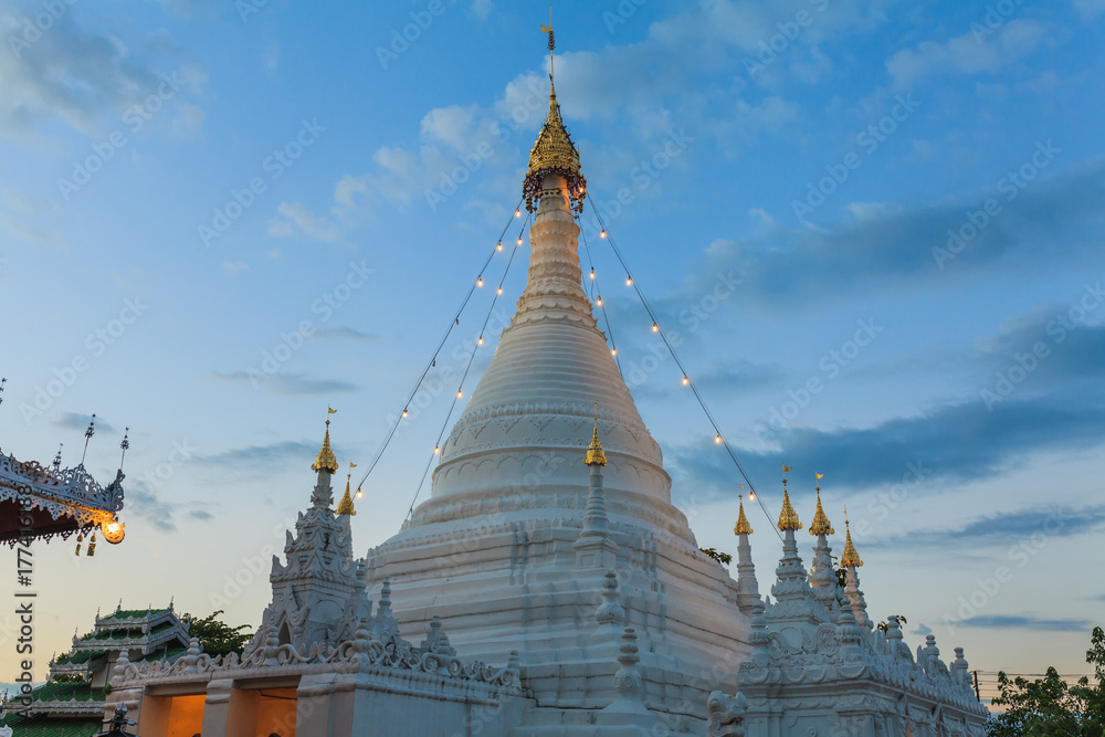 Fototapeta premium Doi Kong Moo pagoda in Mae Hong Sorn province, Thailand.