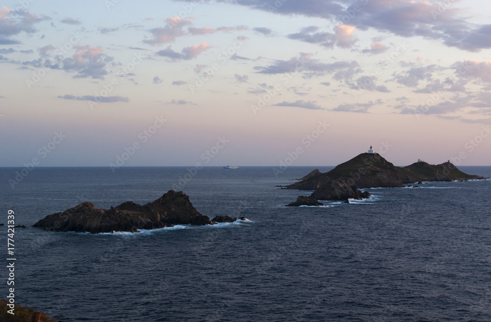 Corsica, 01/09/2017: un tramonto rosa sulle Isole Sanguinarie, le famose quattro isole di porfido rosso scuro, piccolo arcipelago nel Golfo di Ajaccio con un faro risalente al 1844