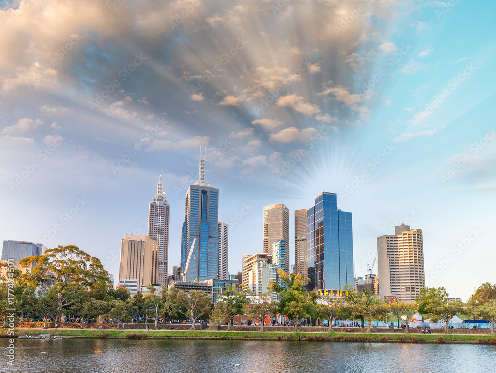 Fototapeta premium Skyline of Melbourne at sunset, Australia