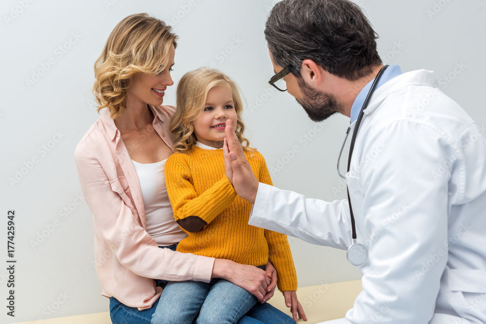 Obraz premium pediatrist giving high five to girl