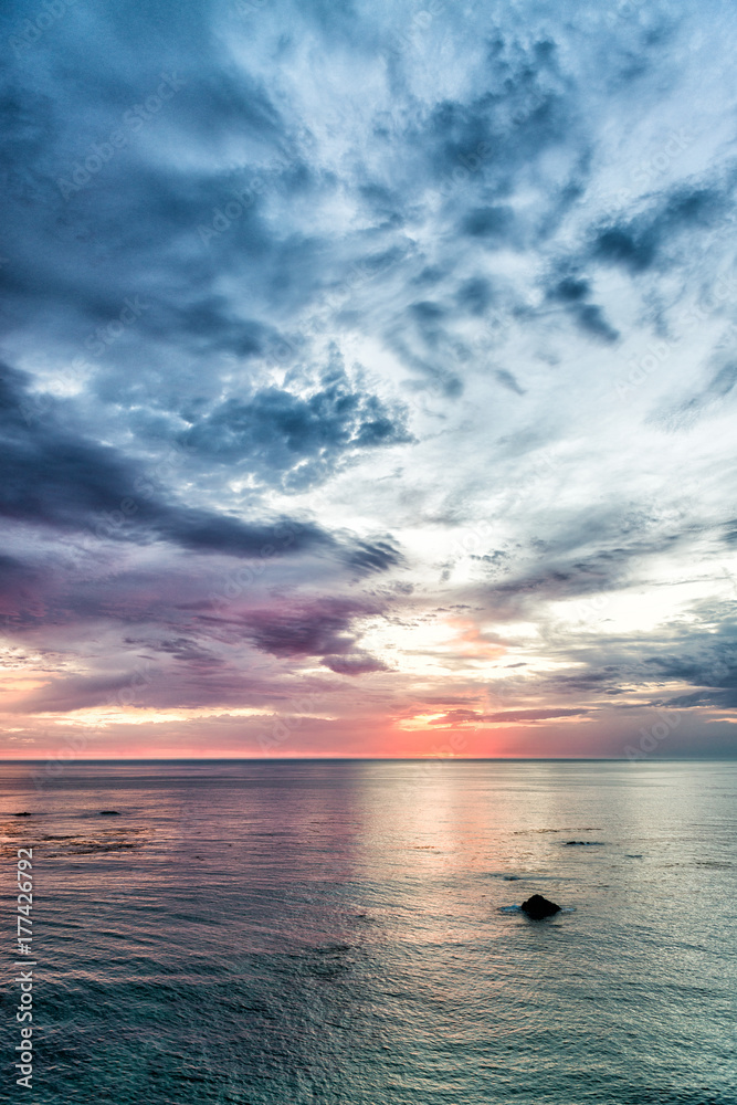 Fototapeta premium Beautiful sunset colors over the ocean
